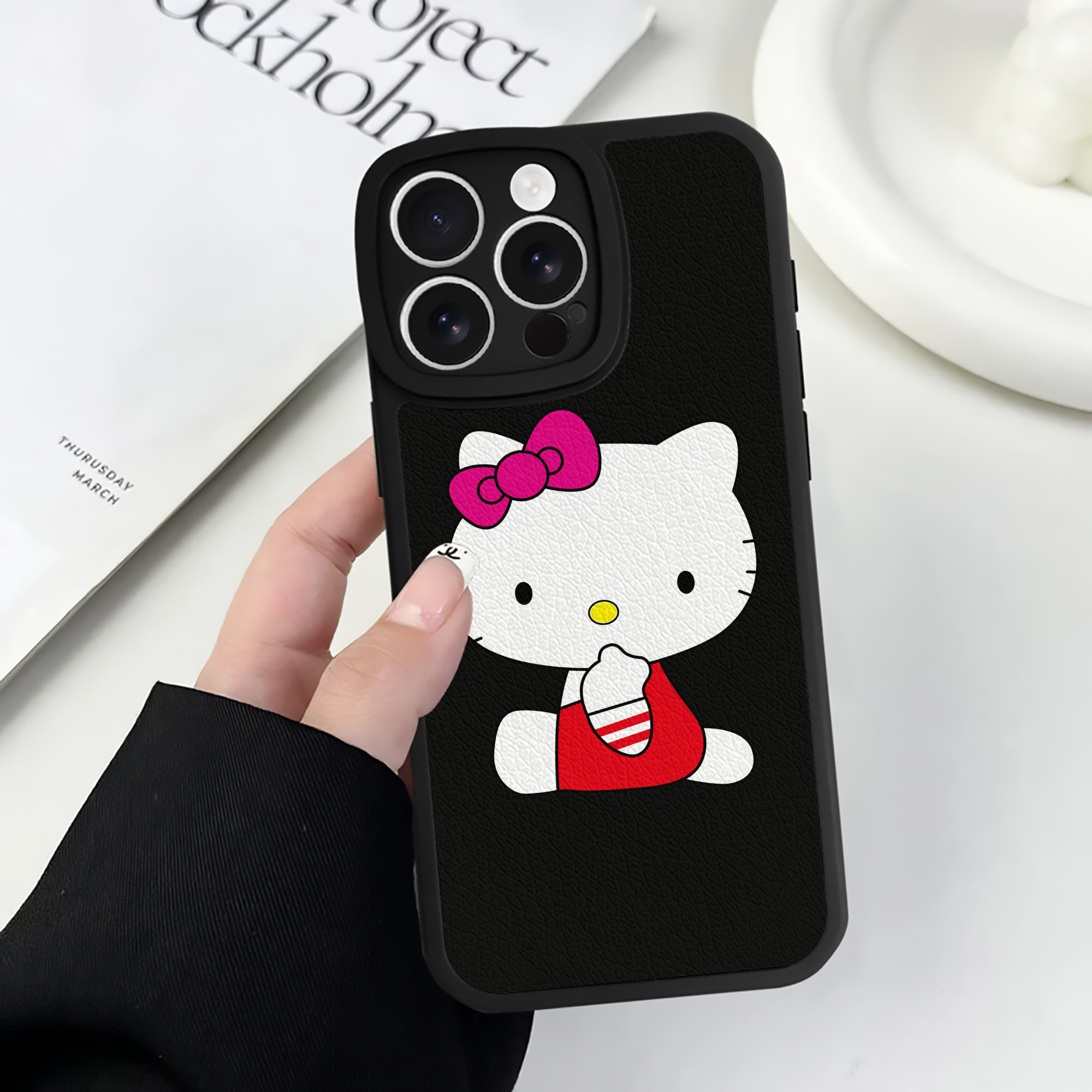 （画像用） Hello Kitty ハローキティ 【iPhone 16シリーズ対応】シリコンスマホケース（レザー調） 材質：シリコン